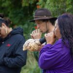 Hikoi ki hauhake ngā rau Kawakawa i Te rere o Waingerengere Bay