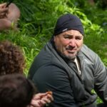 Hikoi ki hauhake ngā rau Kawakawa i Te rere o Waingerengere Bay