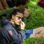 Hikoi ki hauhake ngā rau Kawakawa i Te rere o Waingerengere Bay