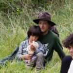 Hikoi ki hauhake ngā rau Kawakawa i Te rere o Waingerengere Bay