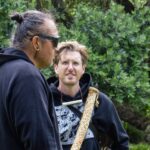 Hikoi ki hauhake ngā rau Kawakawa i Te rere o Waingerengere Bay