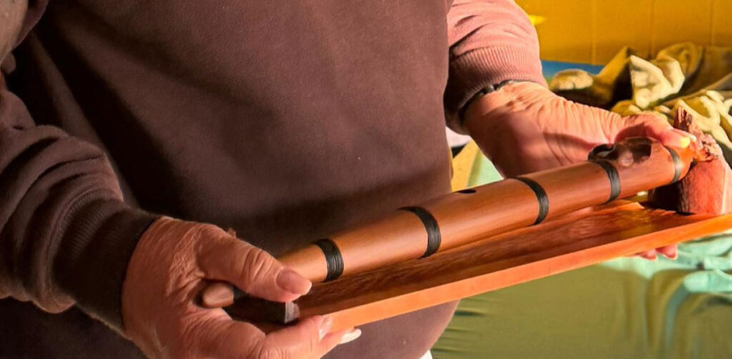 Pūtōrino naa Jared Hemopo i hanga gifted to Te Rewarewa marae